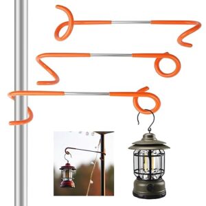 Drei orangefarbene Laternenhalter aus Metall mit gebogener Form, ideal zum Aufhängen von Laternen und anderen Gegenständen im Freien, montiert an einem silbernen Pfosten. Visualisiert die Funktionalität und Ästhetik für eine stimmungsvolle Beleuchtung im Garten oder beim Camping.