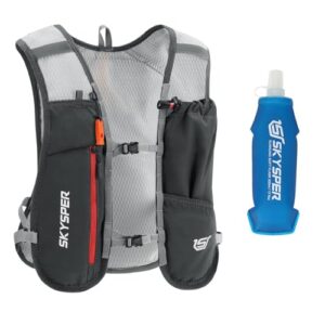 Ultraleichte Laufweste mit atmungsaktivem Netzmaterial und verstellbaren Trägern, ausgestattet mit reflektierenden Elementen und mehreren Taschen für die Aufbewahrung von Gegenständen, inklusive einer blauen Trinkflasche.