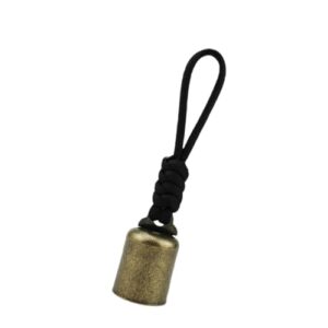 Laute Bärenglocke aus Metall mit geflochtenem schwarzen Trageband, optimal für Wanderer und Outdoor-Aktivitäten. Vintage Design mit robustem und funktionalem Charakter.