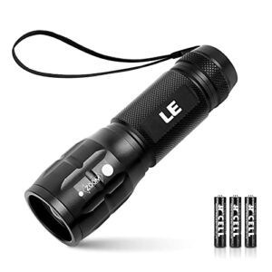 Kompakte LE LED Taschenlampe in schwarzer Aluminium-Optik mit gummiertem Griff, zoombarer Linse und drei AA-Batterien, ideal für Outdoor-Aktivitäten und Notfälle.