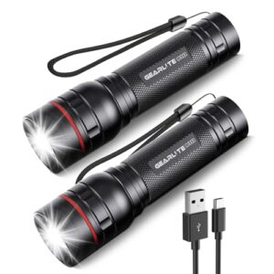 Zwei GEARLITE LED Mini Taschenlampen in einem symmetrischen Arrangement, robustes schwarzes Gehäuse aus Aluminium, leuchtende LED-Leuchten, wiederaufladbar mit USB-C.