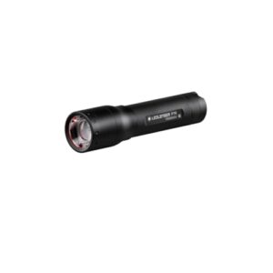 Schwarze Taschenlampe Ledlenser P7R, wiederaufladbar, fokussierbar, mit 1000 Lumen und 210 Metern Leuchtweite, kompakt und robust für Outdoor-Abenteuer und Notfälle.