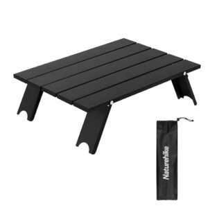 Leichter klappbarer Campingtisch mit Aluminium-Tischplatte, ideal für Outdoor-Aktivitäten wie Picknick und Camping. Schwarz mit stabilen, geneigten Beinen und im Handumdrehen aufklappbar für einfache Nutzung.