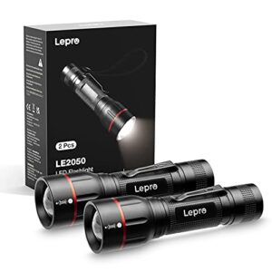 Zwei Lepro LED Taschenlampen LE2050 in schwarzem Design, extrem hell mit 300 Lumen, ideal für Camping, Outdoor-Aktivitäten und Notfälle, Verpackung sichtbar im Hintergrund.