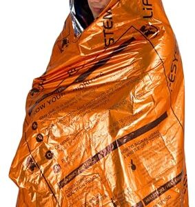 Person in orangefarbener reflektierender Notfall-Wärmedecke, die Wärme speichert und Schutz in einer Outdoor-Situation bietet.