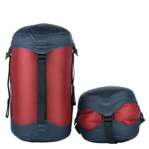 Litume Kompressionssack in Rot mit blauen Akzenten, zylindrische Form in verschiedenen Größen, ideal für Outdoor-Aktivitäten, Camping und Rucksackreisen.