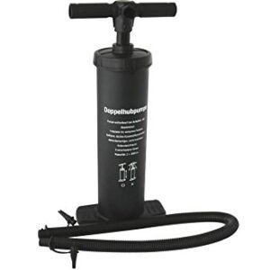 Schwarze Doppelhubpumpe mit ergonomischem T-Griff und flexiblem Schlauch für effektives Aufpumpen von Luftmatratzen und Schlauchbooten.