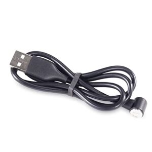 Schwarzes USB-Ladekabel mit einem flachen USB-Stecker und einem runden Stecker, ideal für die Nutzung mit verschiedenen Geräten und geeignet für schnelles Laden.