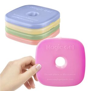 Magic Gel Kühlakkus für Kinder in verschiedenen Farben, stapelweise angeordnet mit abgerundeten Ecken und einer Hand, die das rosa Element hält.