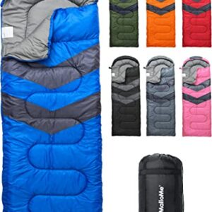 Bunte Schlafsäcke im Freien, einschließlich eines blauen Schlafsacks mit grauer Innenauskleidung und geschwungener Kapuze, ideal für Camping und Outdoor-Aktivitäten.