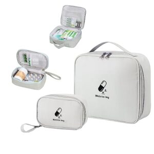 Zwei verschiedene Größen von Medikamententaschen in modernem Design für die einfache Organisation von Medikamenten und Gesundheitsutensilien. Die große Tasche zeigt einen Druck mit einer Tablette, während die kleinere Tasche verschiedene Blisterpackungen zeigt.
