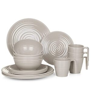 16-teiliges Melamin Camping Geschirr Set für 4 Personen im stilvollen Coffee Design, bestehend aus Tassen, Tellern und Schalen, ideal für Picknicks und Grillabende.