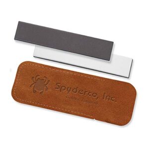 Spyderco SPY-303MF Messerschärfer in Weiß mit drei Schleifsteinen im braunen Lederetui, geeignet für das Schärfen von Messerklingen unterwegs.