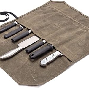 YWYHHM Messertasche in Khaki mit 7 Fächern für Messer und Löffel, ideal für Küche, Camping und Grillen, auf einem Tisch ausgebreitet und mit verschiedenen Kochwerkzeugen bestückt.