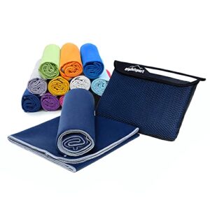Set von navyfarbenen Mikrofaserhandtüchern, ideal für Sport, Reisen und Outdoor-Aktivitäten, präsentiert auf einer schwarzen Tragetasche.