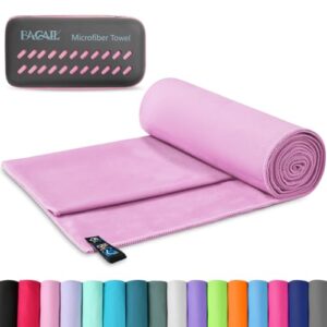 Kompaktes und ultra leichtes Mikrofaserhandtuch in sanfter Rosa-Nuance, gerollt und flach liegend, mit grauer Verpackung und Farbauswahl von weiteren Handtüchern im Hintergrund.