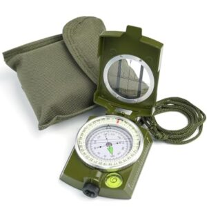 Sportneer Militär Marschkompass in olivgrünem Gehäuse auf heller Unterlage mit beweglicher Nadel zur präzisen Navigation für Outdoor-Aktivitäten.