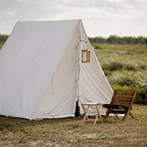 Military A - Tent groß in einer natürlichen Umgebung, geeignet für Reenactments und Camping, mit klassischer spitzer Form und zusätzlicher Beleuchtung durch eine Laterne.