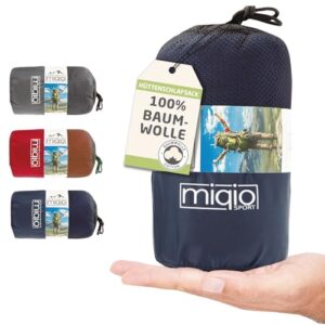 MIQIO 2in1 Baumwoll-Hüttenschlafsack in Dunkelblau, handlich und tragbar, ideal für Reisen und Camping. Bild zeigt Schlafsack mit Kordelzug und Etikett für 100% Baumwolle, sowie weitere Schlafsäcke im Hintergrund.