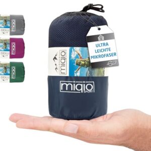 MIQIO 2in1 Hüttenschlafsack ultra leicht in kompakter Form zeigt die Tragbarkeit und Vielseitigkeit des Produkts als Schlafsack und Reisedecke.