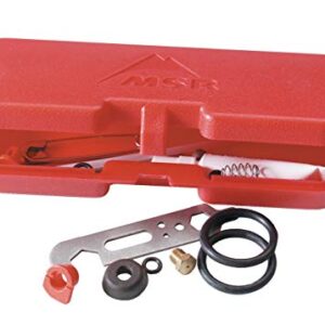 MSR Campingkocher Wartungs-Kit in rotem Werkzeugkasten, ideal für Outdoor-Abenteuer und Camping, ausgestattet mit Ersatzteilen.