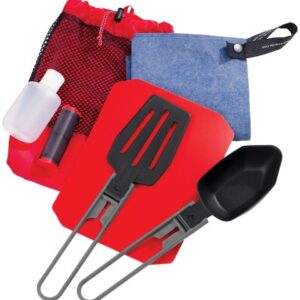 MSR Küchenset Ultralight mit Camping- und Kochutensilien für Outdoor-Aktivitäten, einschließlich Klappspatel, Schneidebrett und Gewürzbehälter.
