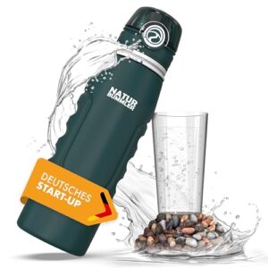Naturbummler Wasserfilter Flasche 1000 ML in dunklem, mattem Grün, mit ergonomischem Design und Wasser, das dynamisch aus der Flasche spritzt; ideal für Outdoor-Aktivitäten und nachhaltigen Lebensstil.