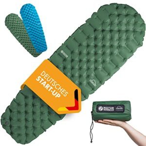 NATURBUMMLER Camping Isomatte in sattgrün, leicht und kompakt, mit ergonomischem Design und aufgerauter Oberfläche für verbesserten Komfort und Isolierung. Ideal für Outdoor-Aktivitäten.