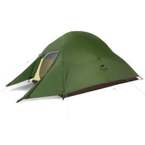 Ultraleichtes Zelt Naturehike Cloud up 2 Upgrade für zwei Personen in Waldgrün, ideal für Camping und Wandern, präsentiert in einer natürlichen Umgebung.