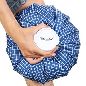 Blauer NEOtech Care Eisbeutel mit Schraubdeckel in einer Hand gehalten, ideal für Kühlung bei Sportverletzungen und Kopfschmerzen, 28 cm groß.
