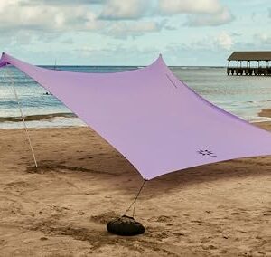 Neso Tents Grande Strandzelt in Lavendel, 2,7 x 2,7 m, 2,1 m hoch, mit verstärkten Ecken und Kühltasche, auf einem Strand mit klarem Himmel und ruhigem Wasser im Hintergrund.