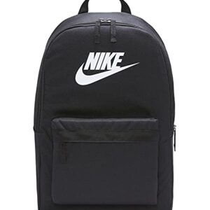Nike DC4244 Heritage Rucksack in Schwarz mit weißen Akzenten, geeignet für Schule, Freizeit und Sport, robustes Design mit geräumigem Hauptfach und Zubehörtaschen.