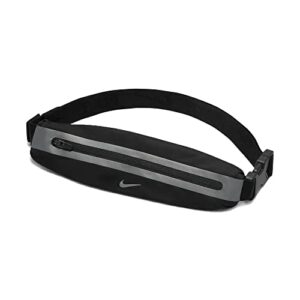 Nike Unisex Slim 3 Bauchtasche in Schwarz mit grauem reflektierendem Akzent und Logo. Ideal für Sport und Freizeit.
