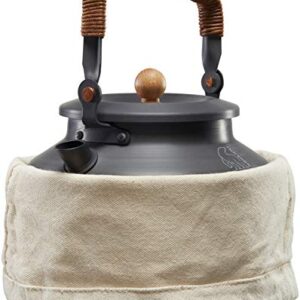 Nordisk Aluminium Kettle in Charcoal mit ergonomischem Griff und Holzknopf, ideal für Camping und Outdoor-Aktivitäten, Fassungsvermögen 1,3 Liter.