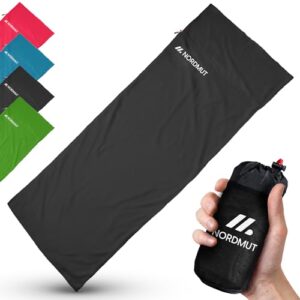 Ultraleichter Hüttenschlafsack aus Mikrofaser in dunkler Farbe, ideal für Camping und Wanderungen, mit kompaktem Packmaß und bequemem Kissenfach.