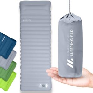 Selbstaufblasende Isomatte in Grau mit Fußpumpe, kompaktem Packmaß und verschiedenen Farbvariationen für Campingabenteuer - ultraleichte Luftmatratze für höchsten Schlafkomfort.