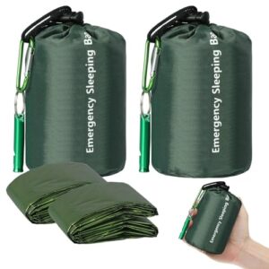 Zwei kompakte Notfall-Schlafsäcke in einer grünen Verpackung, ideal für Outdoor-Aktivitäten und Notfälle, aus strapazierfähigem Material mit Kordel und Karabinerhaken zur einfachen Befestigung am Rucksack.