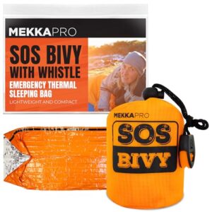 Leuchtend orangefarbener MEKKAPRO Notfall Schlafsack mit integrierter Signalpfeife, ideal für Überlebenssituationen im Freien, wasserdicht und isolierend.