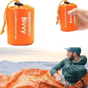 LATTCURE Notfall Überleben Schlafsack in leuchtendem Orange, gefaltet und bereit für den Einsatz in Outdoor-Überlebenssituationen. Ein Mann sitzt in einem orangefarbenen Biwaksack in einer winterlichen Umgebung.