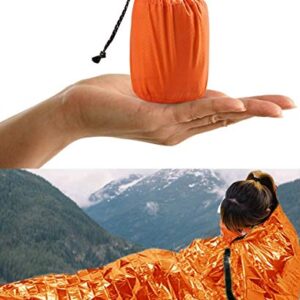 HONYAO Notfalldecke Schlafsack in orange, zur Verwendung in Notfällen, präsentiert in einer bergigen Landschaft mit einer Person, die in die reflektierende Decke eingewickelt ist. Ideal für Outdoor-Abenteuer und Schutz bei plötzlichem Wetterwechsel.