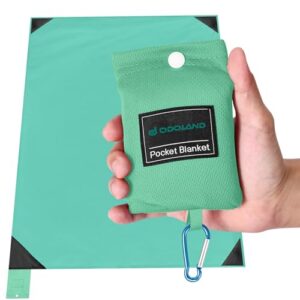 Ultraleichte und tragbare Picknickdecke 110 x 160 cm in grün, handlich verpackt in grüner Tasche mit Karabiner, ideal für Strand, Camping und Outdoor-Aktivitäten.