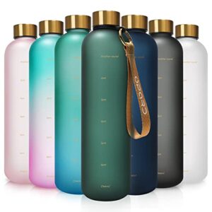 Opard Trinkflasche in Waldgrün mit Zeitmarkierungen und goldfarbenem Schraubverschluss, ideal für aufmerksame Hydration und Sportaktivitäten, 1 Liter und 800ml Optionen.