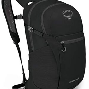Osprey Europe Unisex Daylite Plus Rucksack in Schwarz, ideal für Tagesausflüge und Outdoor-Abenteuer mit stelalen Sitzpolstern und seitlichen Netztaschen.
