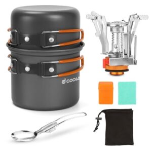 Odoland Camping Geschirr Set bestehend aus zwei Aluminium-Kochtöpfen mit orangefarbenen Griffen, einem Campingkocher aus glänzendem Metall, Reinigungstüchern, einem silbernen Löffel und einer praktischen Tragetasche für Outdoor-Aktivitäten.