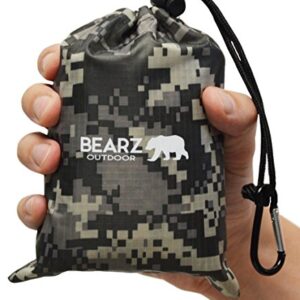 Kompakte, zusammengerollte Reisedecke in Camouflage-Design aus leichtem und wasserdichtem Material, ideal für Outdoor-Aktivitäten wie Camping, Strandbesuche und Picknicks.