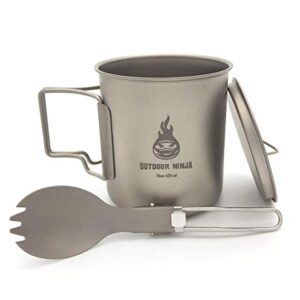 Outdoor Ninja Titan Tasse 420ml mit abnehmbarem Deckel und Göffel für Camping und Outdoor-Aktivitäten.