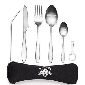 Set aus hochwertigem Outdoor Reisebesteck und Campingbesteck aus Edelstahl in einer robusten schwarzen Neoprenhülle, ideal für Abenteuer in der Natur.