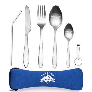 Kompaktes Outdoor Reisebesteck-Set aus Edelstahl in blauer Neoprenhülle mit Messer, Gabel, Löffeln und Flaschenöffner für Camping und Wanderungen.