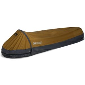 Outdoor Research Helium Bivy Zelt in Coyote Farbe, ultraleicht und wasserdicht, ideal für Camping und Wandern.