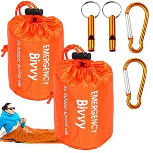 Zwei orangefarbene Biwaksäcke für Notfälle, begleitet von Signalpfeifen und Aluminium-Karabiner, ideal für Outdoor-Abenteuer.